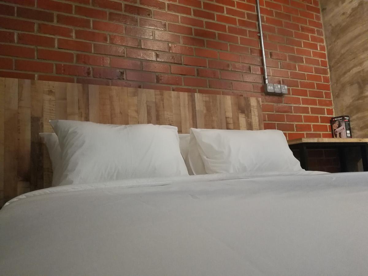 The Rise Room Kuala Terengganu Zewnętrze zdjęcie A bed with two pillows