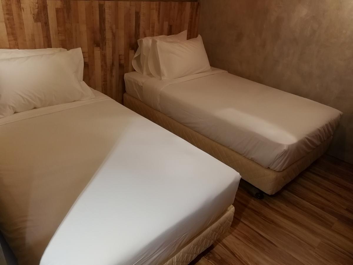 The Rise Room Kuala Terengganu Zewnętrze zdjęcie Two single beds